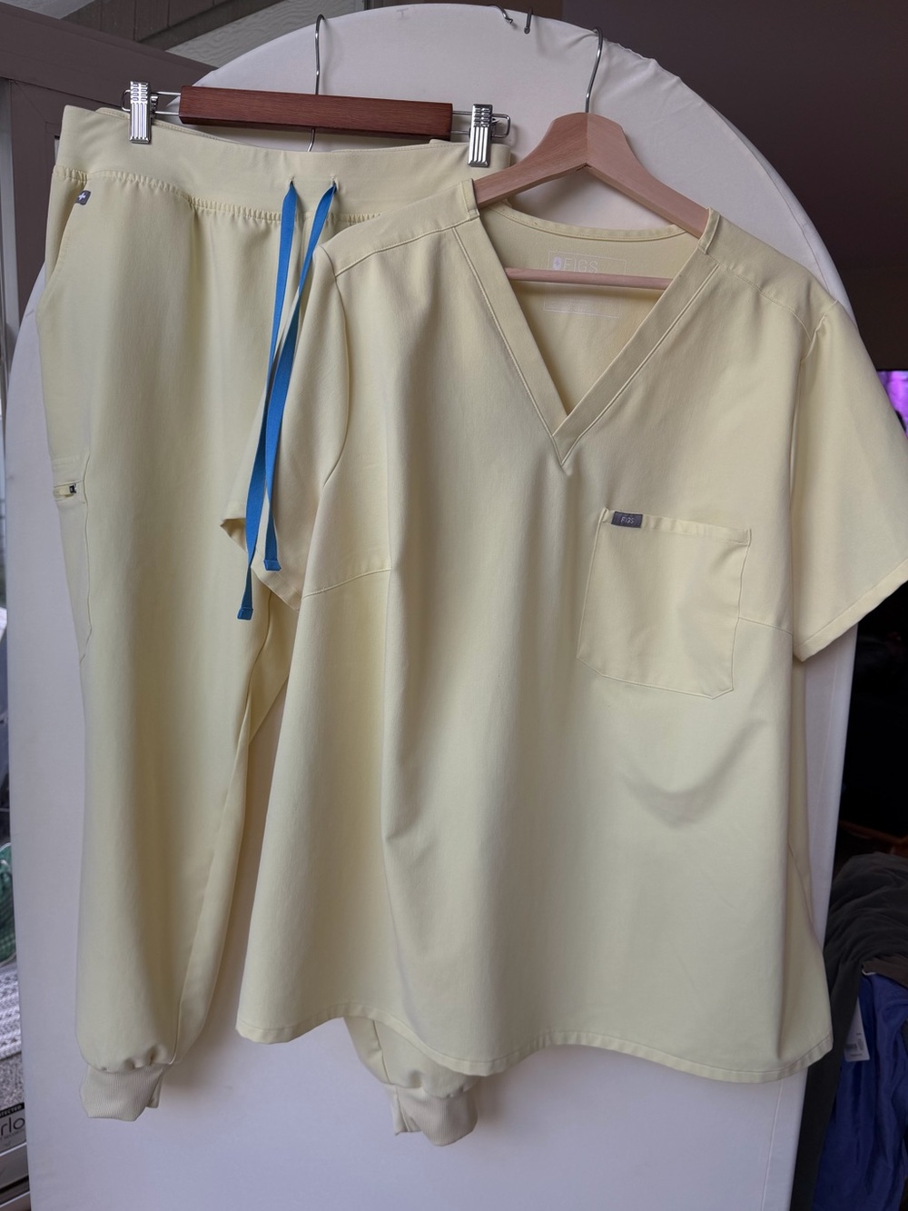 Figs SET Catarina Scrub Top (3XL) and Zamora Jogger Bottoms (XXL Petite) Yellow